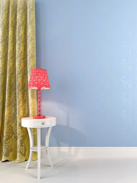 Розовая настольная лампа против светло-голубой стены — стоковое фото