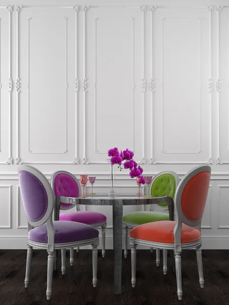 Sedie colorate a tavola — Foto Stock