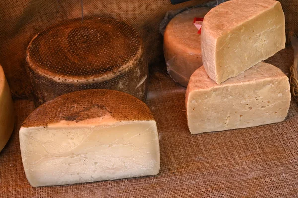 Sorten Von Sardischem Käse Auf Einem Marktstand — Stockfoto