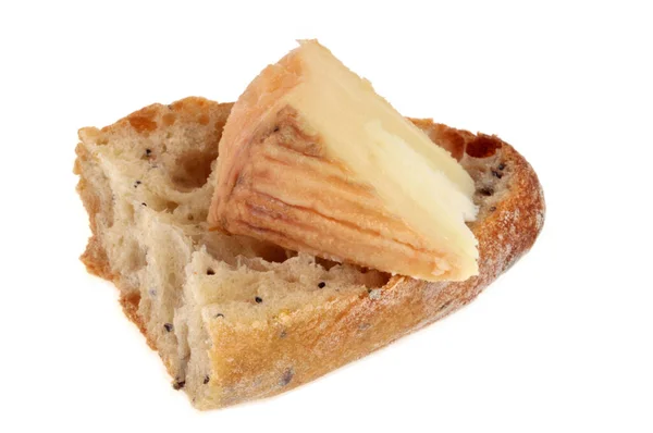 Beyaz Arka Planda Bir Parça Ekmeğin Üzerinde Korsika Koyun Peyniri — Stok fotoğraf