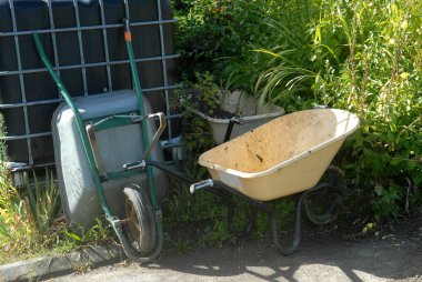 Bahçede iki el arabası