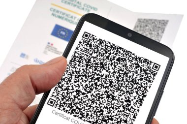 Yakın planda akıllı telefondan Fransız dijital sağlık kartı