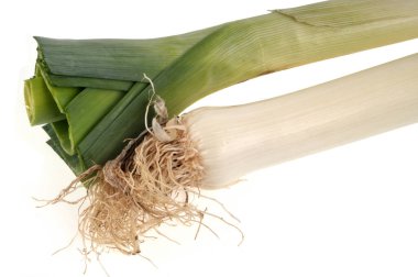 Çiğ pırasa beyaz arkaplanı kapatır 