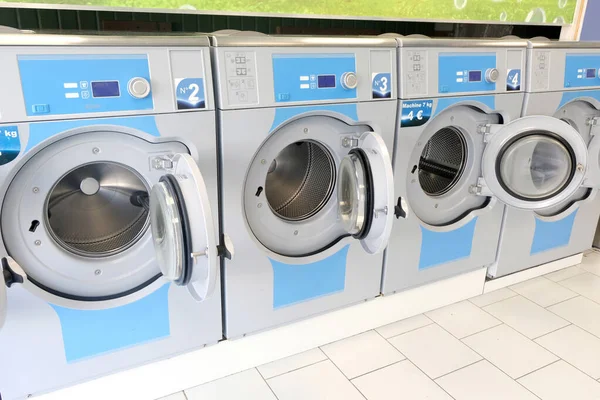 Çamaşırhanede Boş Çamaşır Makineleri — Stok fotoğraf