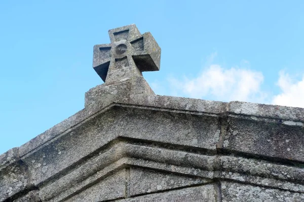 Religiöses Kreuz Auf Der Spitze Eines Gewölbes Großaufnahme — Stockfoto
