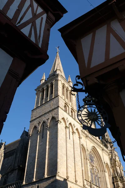 Katedrála Saint Pierre Vannes Mezi Dvěma Zpola Roubenými Domy — Stock fotografie