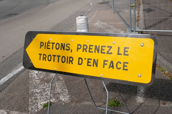 Французькою Мовою Дорожній Знак Вказує Пішоходів Які Йдуть Протилежному Тротуарі — стокове фото
