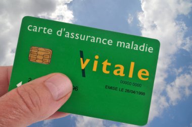 Bulutlu arka planda Fransız sağlık sigortası kartı 