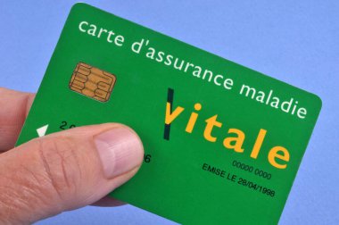 Mavi arka planda Fransız sağlık sigortası kartı var. 