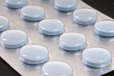 Siyah arka planda ilacın su toplaması