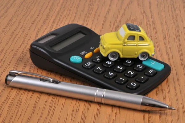 Концепция Оценки Стоимости Автомобиля Небольшим Автомобилем Калькуляторе Рядом Ручкой Деревянном — стоковое фото