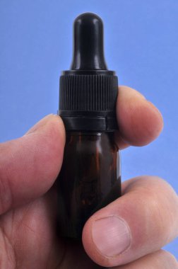 Mavi arkaplanda yakın plan ölçüm şişesi 