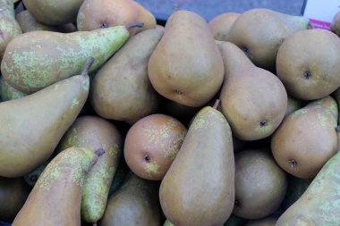 Bir marketin tezgahında gevşek armutlar.