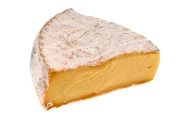 Pedazo Queso Saint Nectaire Cerca Sobre Fondo Blanco — Foto de Stock