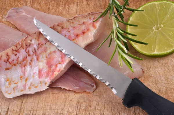 Couteau Sur Filets Rouget Cru Posé Sur Une Planche Découper — Photo