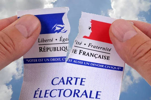 Concepto Abstención Elecciones Con Alguien Rompiendo Tarjeta Electoral Francesa Sobre — Foto de Stock