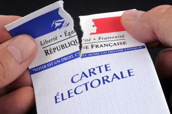 Concepto Abstenerse Elecciones Con Alguien Rompiendo Tarjeta Electoral Francesa Sobre — Foto de Stock