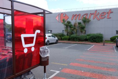 Vannes, Brittany 'deki Carrefour Market arabaları ve süpermarketler