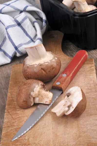 Funghi Pulsante Marroni Crudi Tagliere Con Coltello — Foto Stock