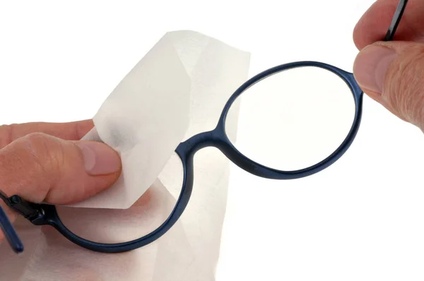 Limpia Sus Gafas Con Una Toallita Cerca Sobre Fondo Blanco — Foto de Stock