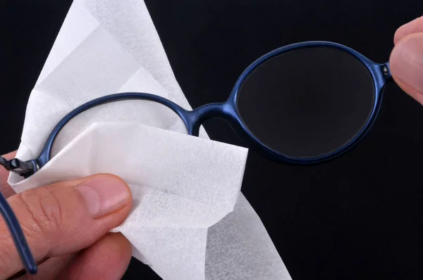 Limpia Sus Gafas Con Una Toallita Cerca Sobre Fondo Negro — Foto de Stock