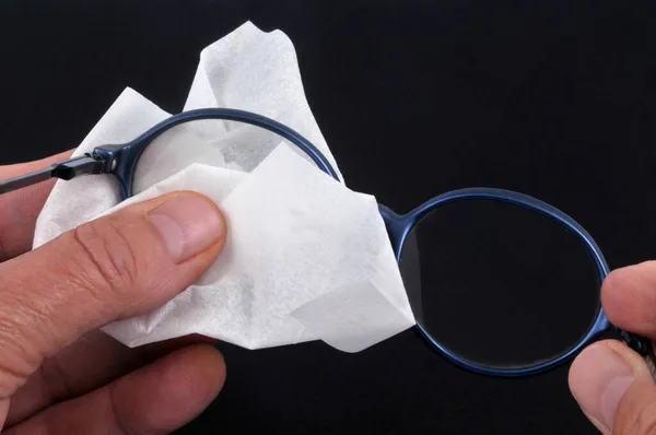 Limpia Sus Gafas Con Una Toallita Cerca Sobre Fondo Negro — Foto de Stock