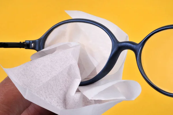 Limpia Sus Gafas Con Una Toallita Cerca Sobre Fondo Amarillo — Foto de Stock