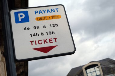 Kapıda Fransız paralı park tabelası var.