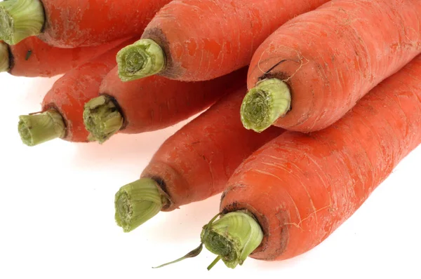 Zanahorias Crudas Orgánicas Apiladas Cerca Sobre Fondo Blanco —  Fotos de Stock