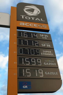 Vannes, Brittany 'deki Total Access benzin istasyonunda farklı yakıtların fiyatları