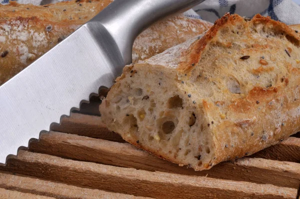Французский Хлебный Багет Вырезанный Макетной Доске Хлебным Ножом — стоковое фото