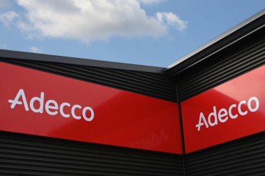 Vannes, Brittany 'de Adecco geçici iş tabelası 