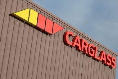 Brittany, Vannes 'daki Carglass şirketinin imzası.