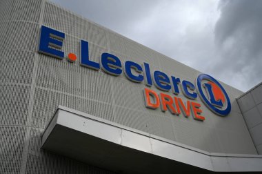 Vannes, Brittany 'de Leclerc sürücü işareti