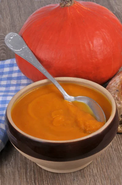 Mangkuk Sup Labu Dengan Sendok Dengan Bahan Bahan Close — Stok Foto