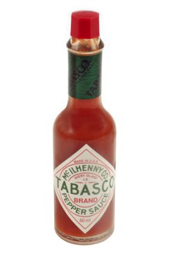 Beyaz arkaplanda bir şişe Tabasco yakın plan
