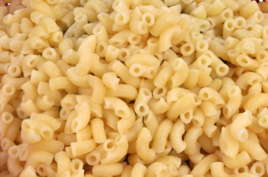 Arka planda yakın plan pişirilmiş makarna