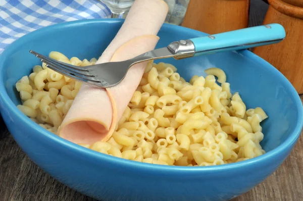 Pâtes Tranches Jambon Servis Sur Une Assiette Close — Photo