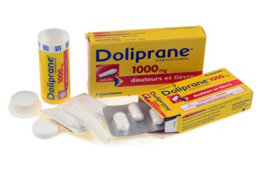 Beyaz arkaplanda farklı türde Doliprane