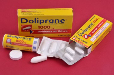 Kırmızı arkaplanda farklı türde Doliprane