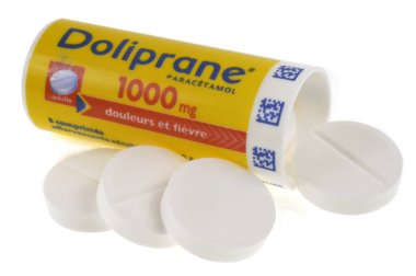 Dolgun Doliprane tabletlerinden oluşan bir tüp beyaz arkaplanda açıldı.