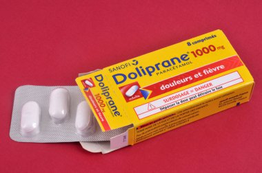 Açılan doliprane tabletleri kutusu kırmızı arkaplanı kapatır