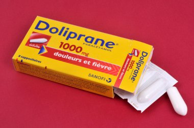 Doliprane fitil kutusu kırmızı arkaplanda yakın plan açıldı