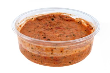 Ktipiti açık paketinde beyaz arkaplana yakın çekim yapıyor