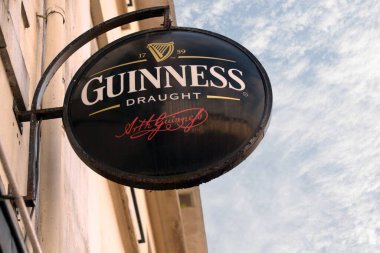 Guinness birahanesi tabelası.