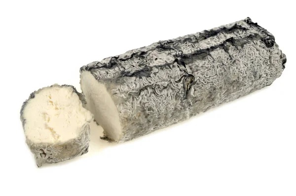Kül Rengi Keçi Peyniri Beyaz Arka Planda Yakın Plan Kesilmiş — Stok fotoğraf