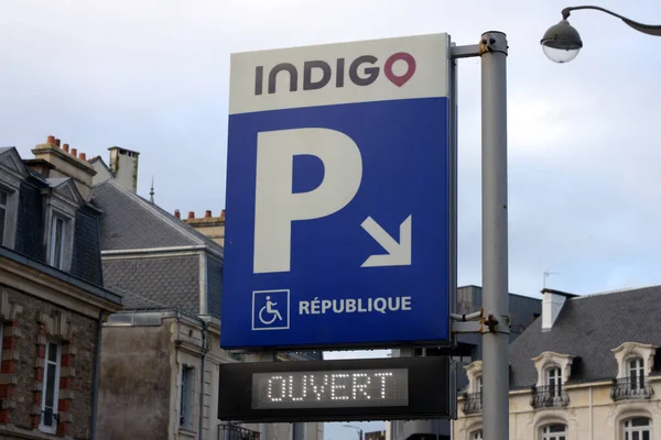 フランスでオープンする専用駐車場を示す標識 — ストック写真