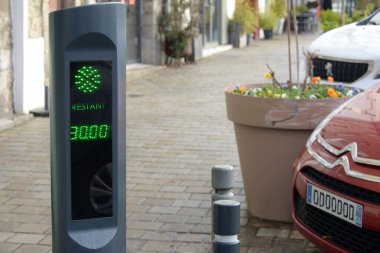 Otopark zaman kontrol terminali kalan zamanı gösteriyor