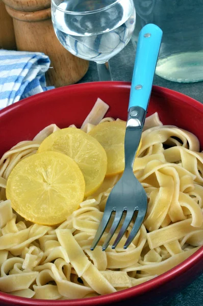 用叉子和一杯水做的糖柠檬薄荷糖盘 — 图库照片