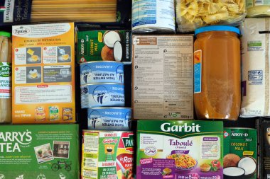 Fransız ambalajlarındaki çeşitli yiyecekler. 